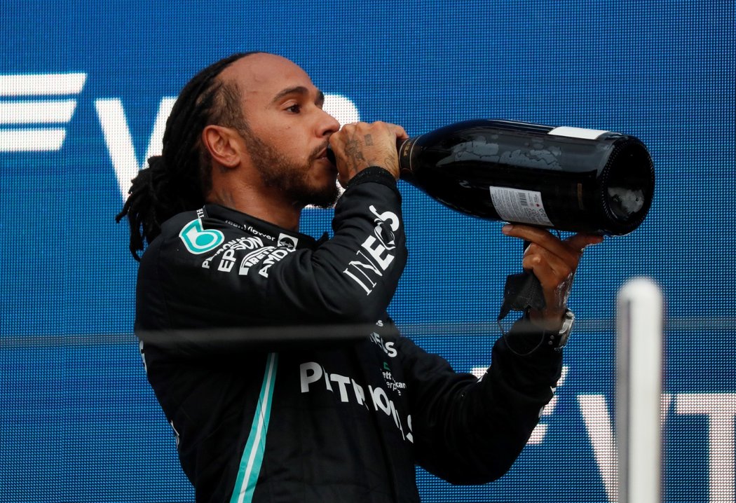 Rekordní sté vítězství Lewis Hamilton pořádně oslavil