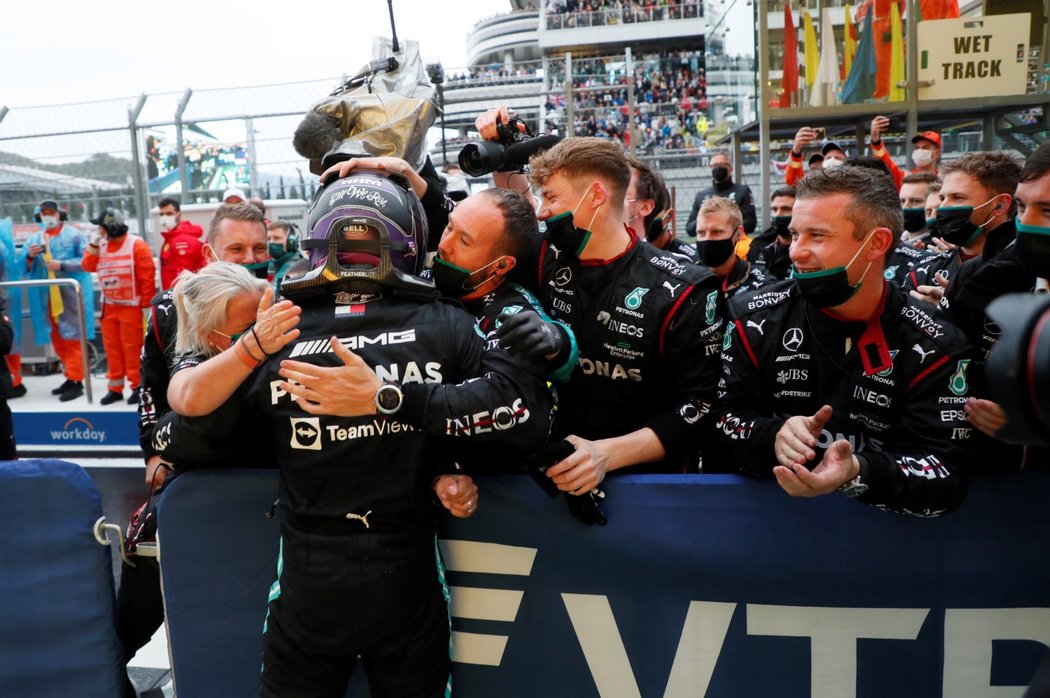 Lewis Hamilton oslavil 100. vítězství se svým týmem