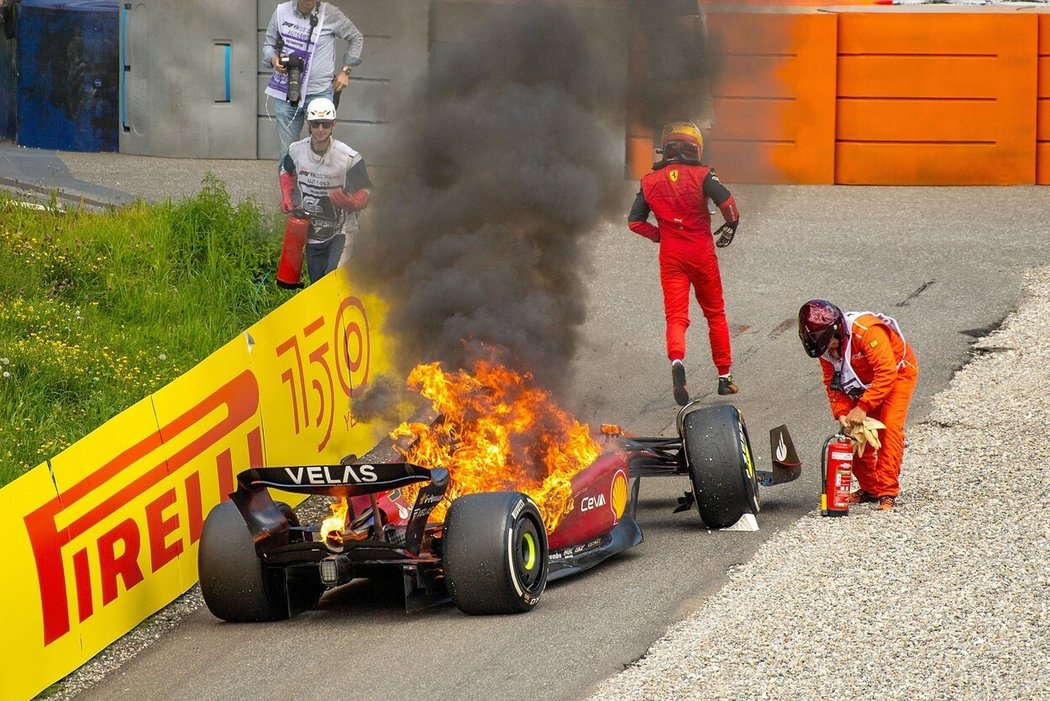 Carlos Sainz musel z VC Rakouska odstoupit a jen tak tak unikal z jeho hořícího Ferrari