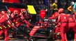 Vítěz Grand prix Austrálie Carlos Sainz během své zastávky v boxech