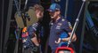 Max Verstappen z Red Bullu si po odstoupení z Velké ceny Austrálie vysvětluje problém s vozem