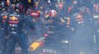 Hořící vůz Maxe Verstappena v boxech