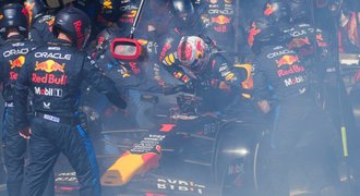 Verstappen (vy)hořel: Ku***, klouže to! Sainz ze sálu k triumfu, rudý double