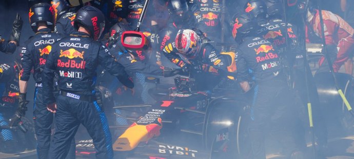 Verstappen (vy)hořel: Ku***, klouže to! Sainz ze sálu k triumfu, rudý double