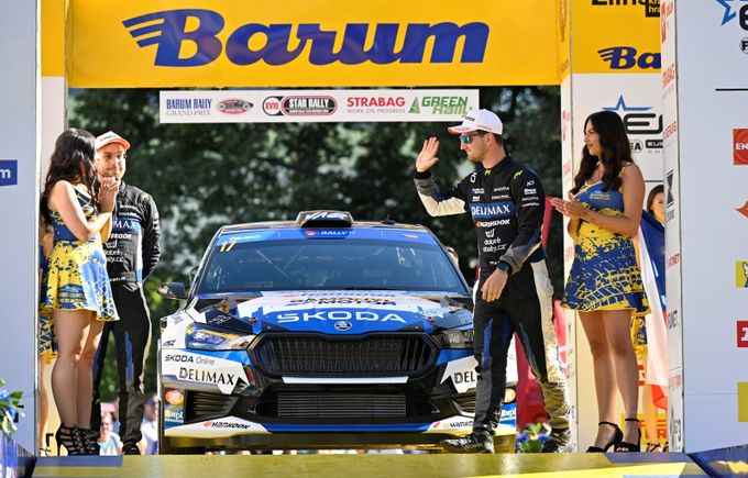 Kameny, horko a odstoupení favoritů. Březík zkrotil rozbitý asfalt a dobyl Barum Rally Kameny, horko a odstoupení favoritů. Březík zkrotil rozbitý asfalt a dobyl Barum Rally