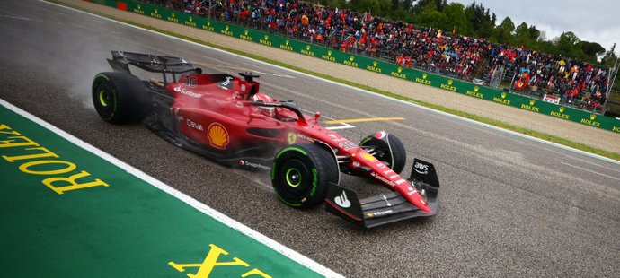 Pilot F1 v barvách stáje Ferrari Charles Leclerc