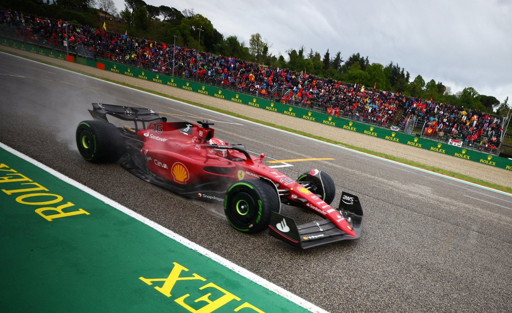 Pilot F1 v barvách stáje Ferrari Charles Leclerc