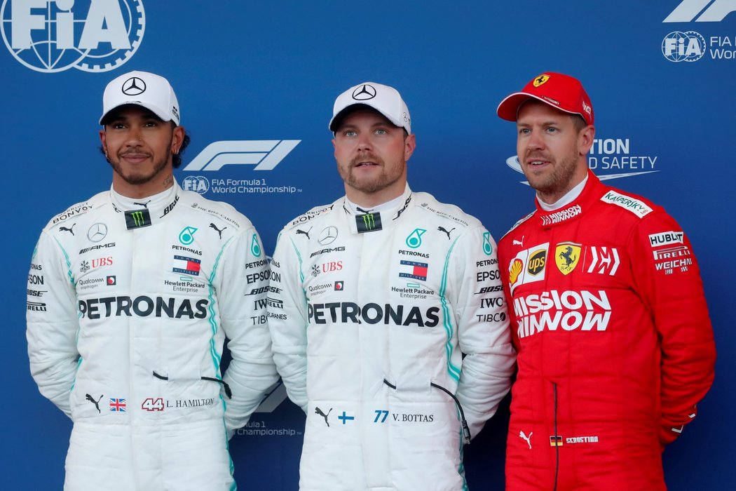 Kvalifikaci F1 v Ázerbajdžánu ovládl Valtteri Bottas (uprostřed). Z druhého místa vyrazí Lewis Hamilton (vlevo) a ze třetího Sebastian Vettel