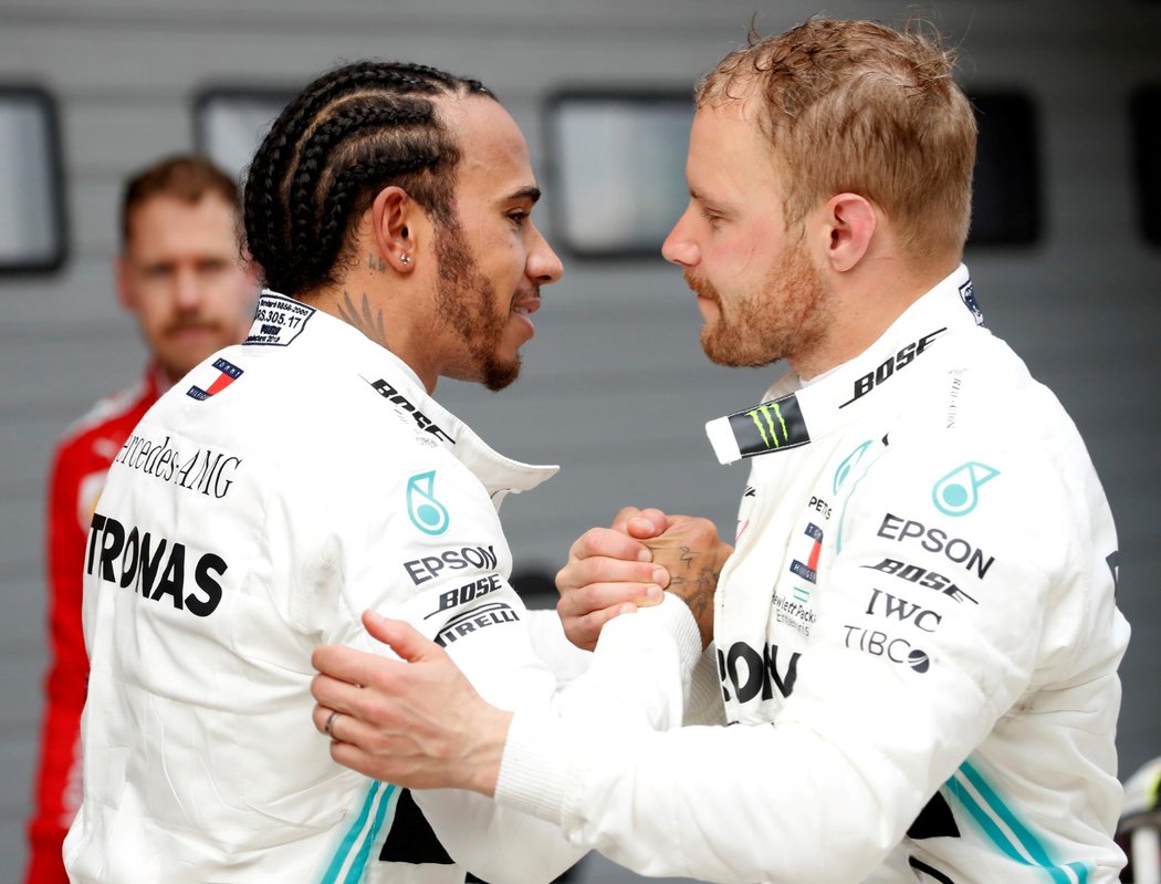 Lewis Hamilton (vlevo) dojel v kvalifikaci za Valtterim Bottasem