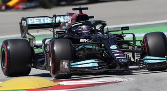 Hamiltonův milník: vyhrál stou pole position, ovládl kvalifikaci ve Španělsku