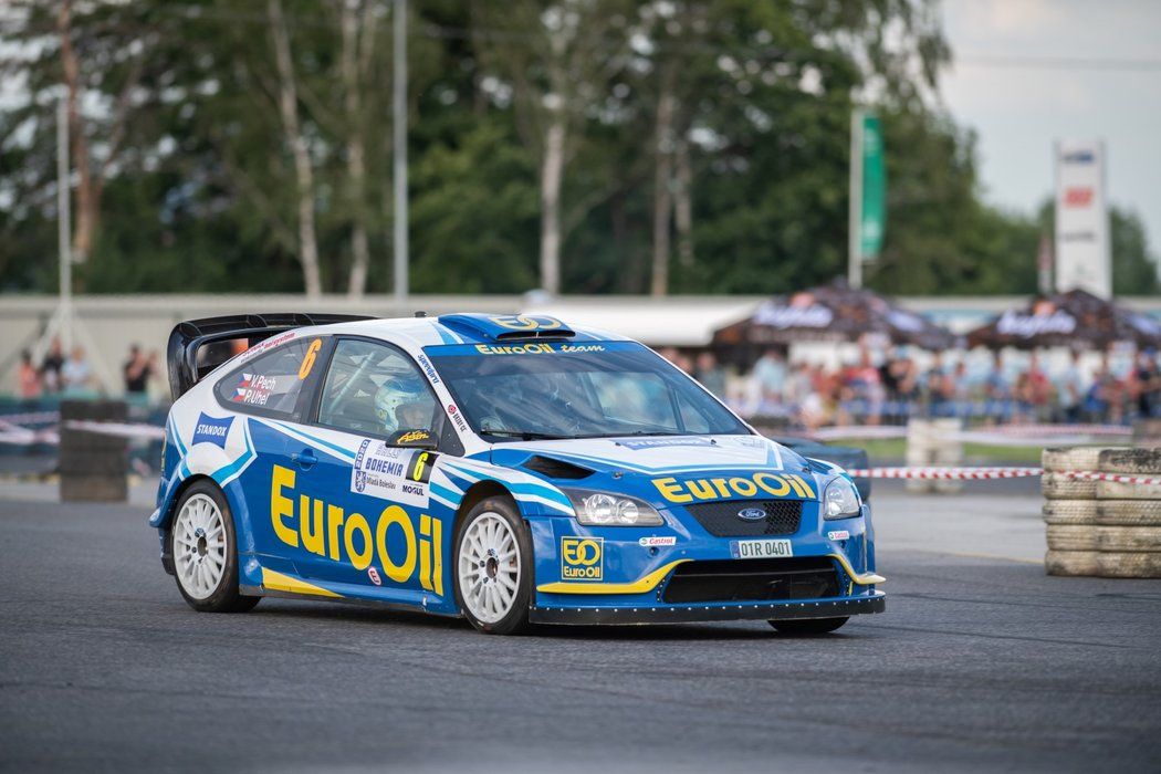 Rallye Bohemia, úvodní závod seriálu mistrovství České republiky v automobilových soutěžích, odstartoval 10. července 2020 tréninkovými jízdami na autodromu v Sosnové. Na snímku posádka Václav Pech a Petr Uhel s vozem Ford Focus RS WRC.