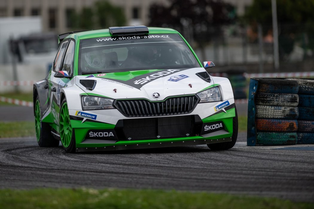 Rallye Bohemia, úvodní závod seriálu mistrovství České republiky v automobilových soutěžích, odstartoval tréninkovými jízdami na autodromu v Sosnové. Na snímku posádka Jan Kopecký a Jan Hloušek s vozem Škoda Fabia Rally2 evo