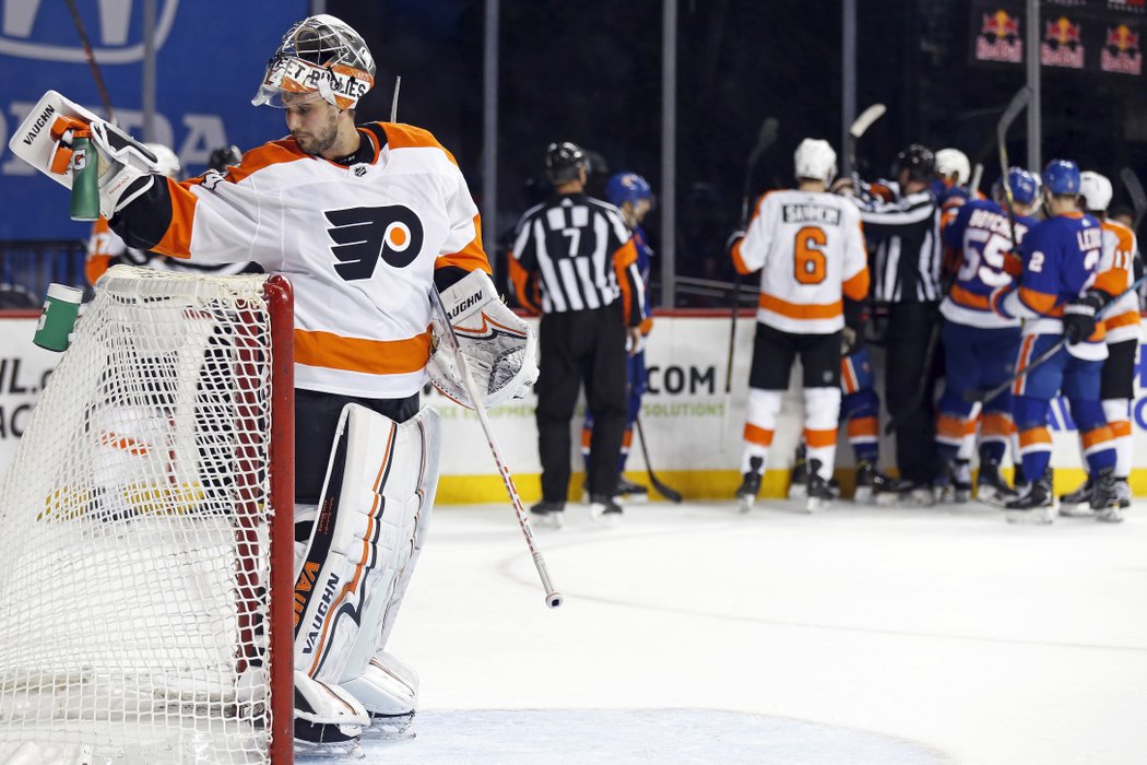 Všech pět gólů od Islanders pustil Petr Mrázek, který kryl 32 střel