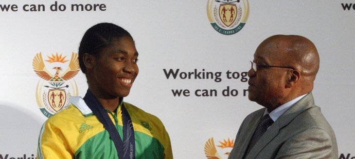 Prezident JAR Jacob Zuma gratuluje vítězné běžkyni Semenyaové