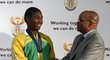 Prezident JAR Jacob Zuma gratuluje vítězné běžkyni Semenyaové