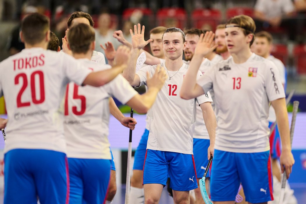 Čeští florbalisté se radují z gólu v zápase proti Německu