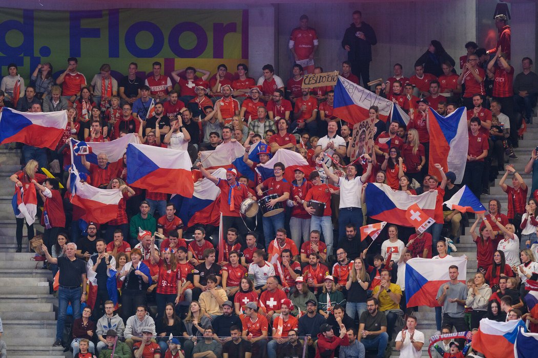 Čeští fanoušci ve švýcarském kotli v semifinále MS