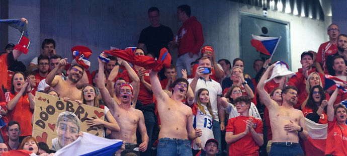 Čeští fanoušci v euforii během semifinále MS proti Švýcarům