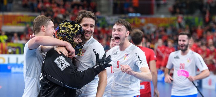 Filip Langer, Martin Beneš, Mikuláš Krbec a Adam Hemerka se radují v semifinále MS proti Švýcarsku