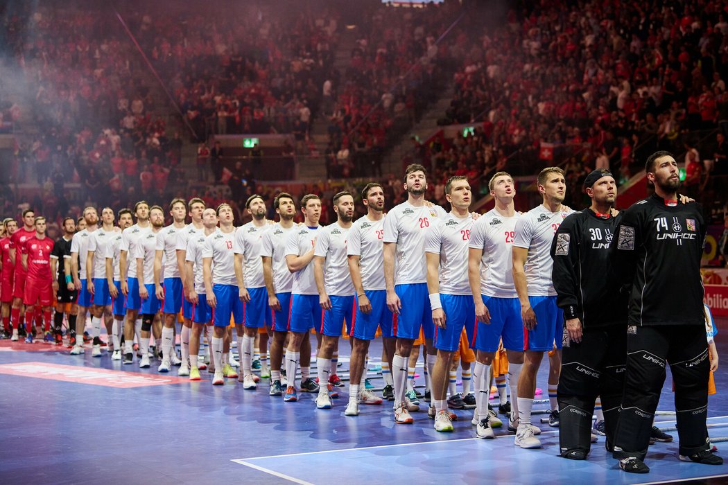 Čeští florbalisté zpívají hymnu před semifinále MS proti domácím Švýcarům