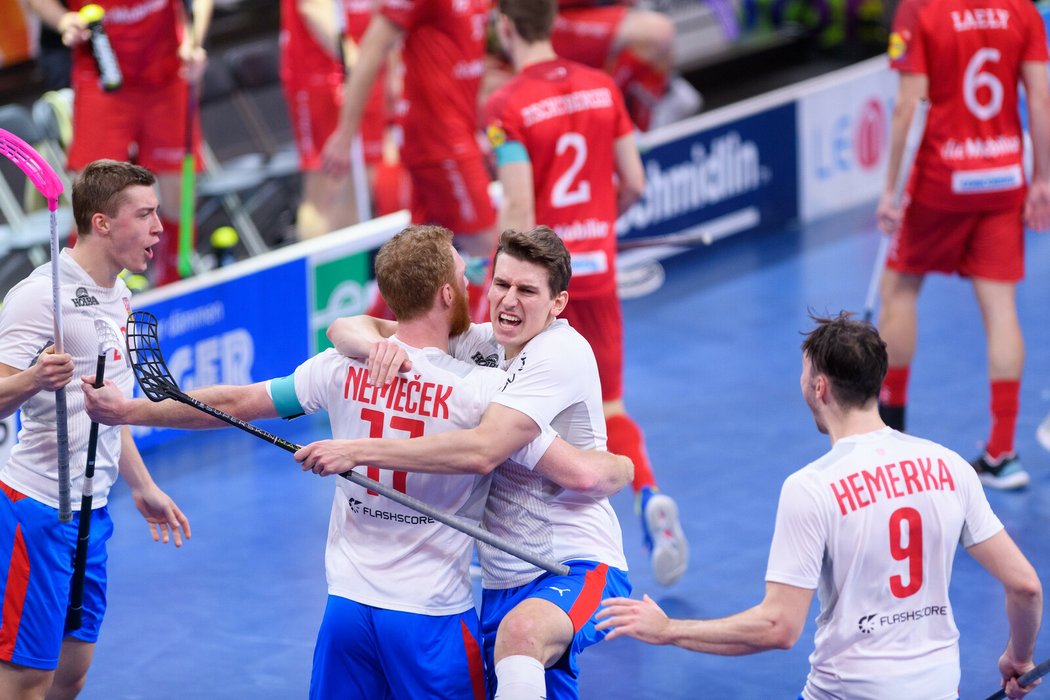Čeští florbalisté se radují z gólu v semifinále MS proti Švýcarsku