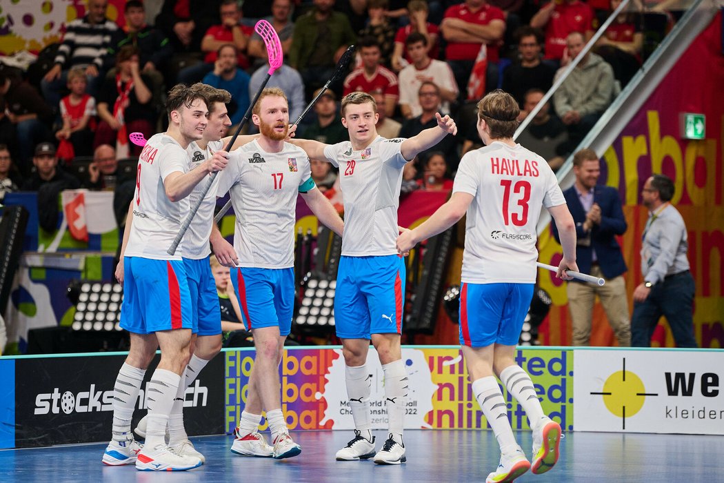 Čeští florbalisté se radují z gólu Ondřeje Němečka v semifinále proti Švýcarům