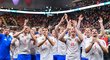 Čeští florbalisté děkují fanouškům po vítězném semifinále MS proti domácím Švýcarům