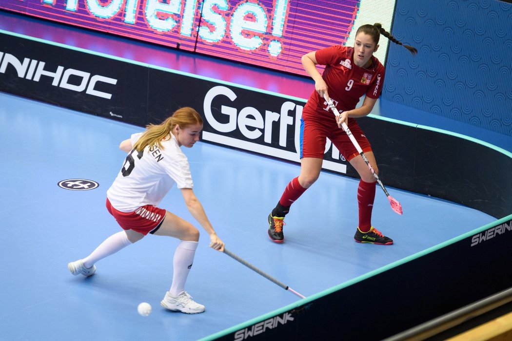 Nela Jiráková přihrává spoluhráčkám ve čtvrtfinále MS proti Dánsku
