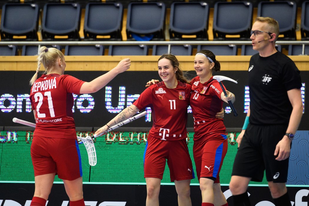 Marie Havlíčková (uprostřed) slaví gól v zápase s Polskem