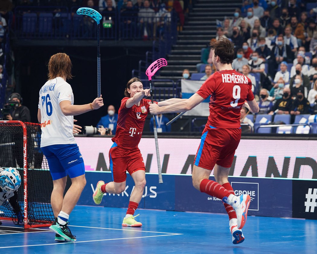 Adam Hemerka se raduje z úvodního gólu v semifinále MS proti Finsku
