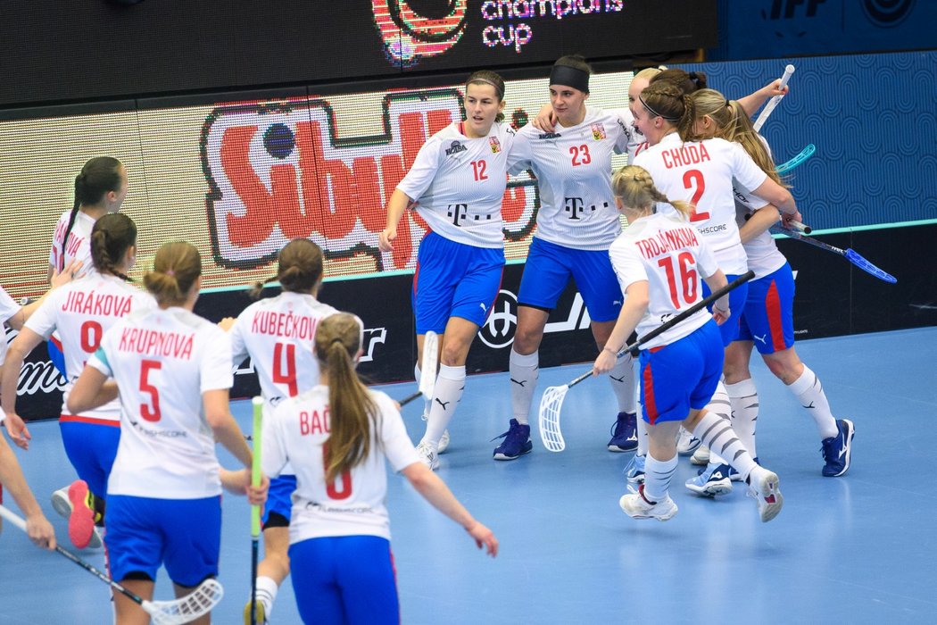 České florbalistky se radují z gólu v semifinále MS proti Finkám