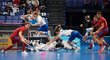 Dramatická situace před českým brankářem Lukášem Baurem v semifinále MS proti Finsku