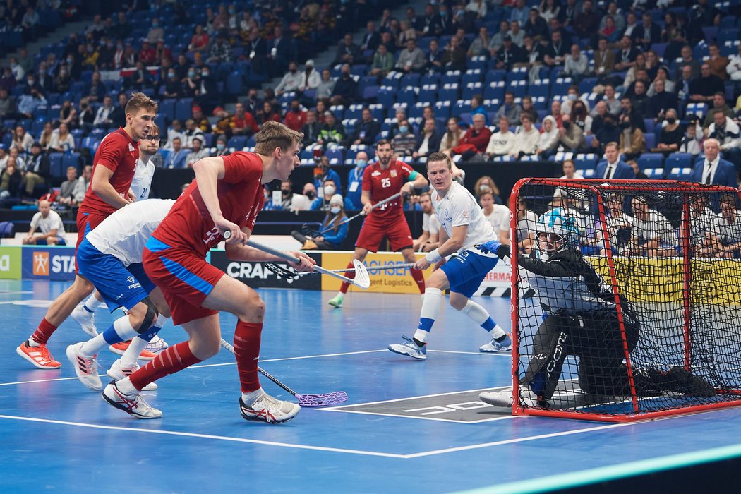 Marek Beneš po parádní přesilovkové spolupráci zvyšuje na 2:0 proti Finsku v semifinále MS