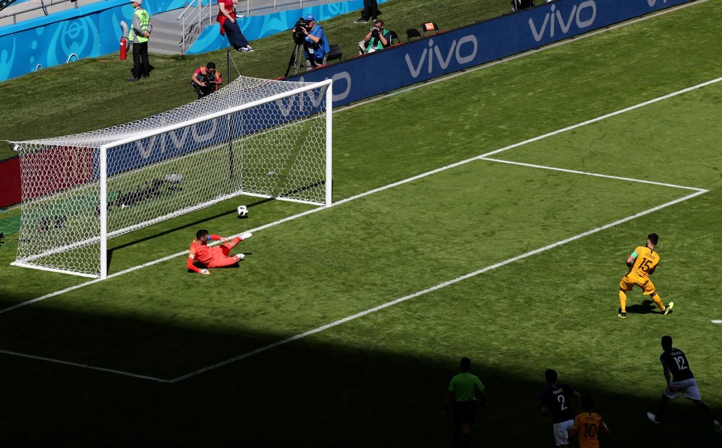 Australan Mile Jedinak vstřelil první branku Austrálie na turnaji, trefil se z penalty