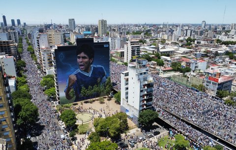 Na hemžení fanoušků v Buenos Aires dohlíží i argentinský Bůh Diego Maradona