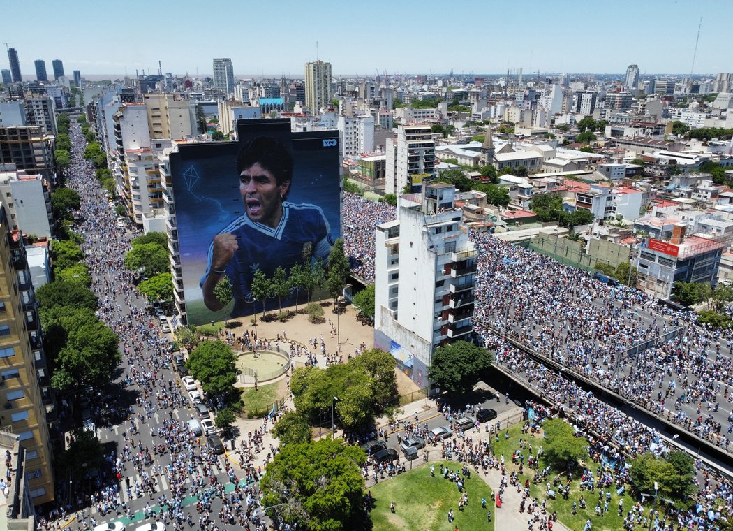 Na hemžení fanoušků v Buenos Aires dohlíží i argentinský Bůh Diego Maradona