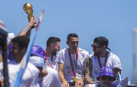 Lionel Messi, Ángel Di María a Nicolas Otamendi na střeše otevřeného autobusu mířícího do centra Buenos Aires