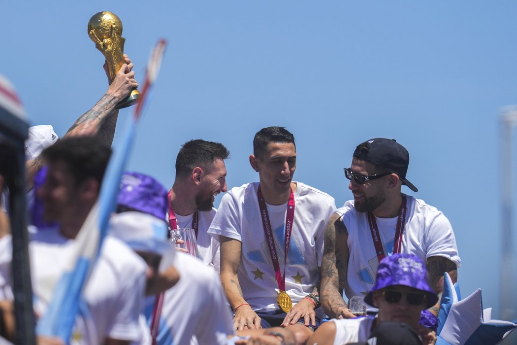 Lionel Messi, Ángel Di María a Nicolas Otamendi na střeše otevřeného autobusu mířícího do centra Buenos Aires