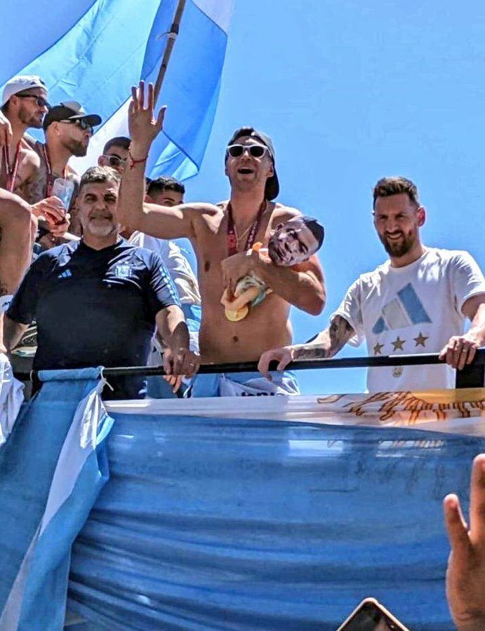 Emiliano Martínez s panenkou s Mbappého tváří, vedle něho Francouzův spoluhráč z PSG Messi