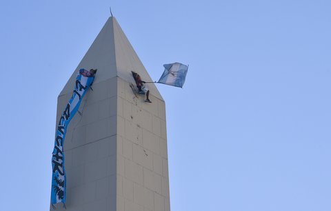 Pár fanoušků se dokonce usadilo v oknech na vrcholku obelisku na Náměstí republiky, který je necelých 68 metrů vysoký