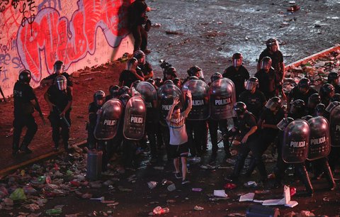 Policejní zásah pod obeliskem na Náměstí republiky po argentinských oslavách