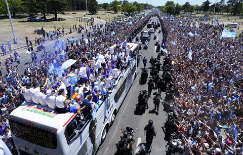 Spanilá jízda argentinských mistrů světa převrátila Buenos Aires naruby