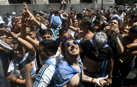 Aspoň zahlédnout... Argentinští fanoušci při průjezdu autobusu s Messim a spol.