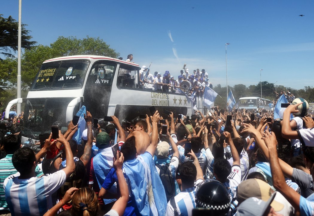 Argentinští fanoušci vítají zlaté hrdiny, kteří spanilou jízdou míří do centra Buenos Aires