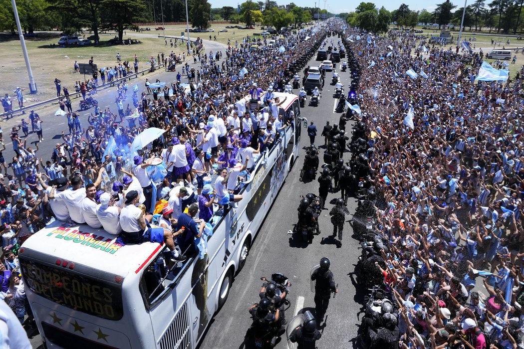 Spanilá jízda argentinských mistrů světa převrátila Buenos Aires naruby