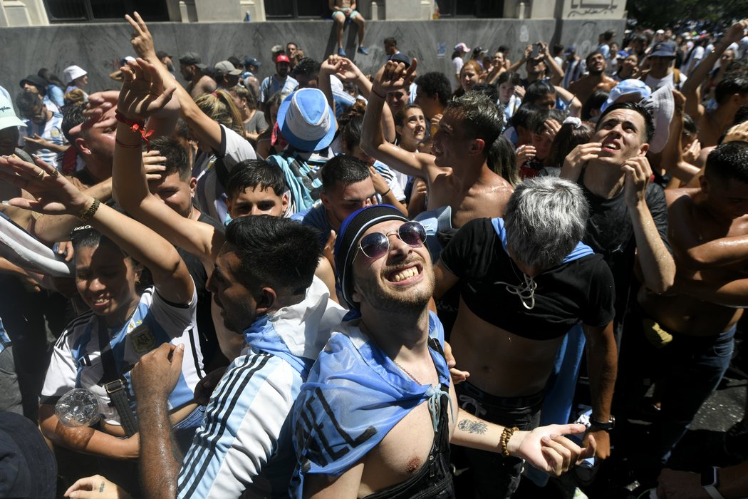 Aspoň zahlédnout... Argentinští fanoušci při průjezdu autobusu s Messim a spol.