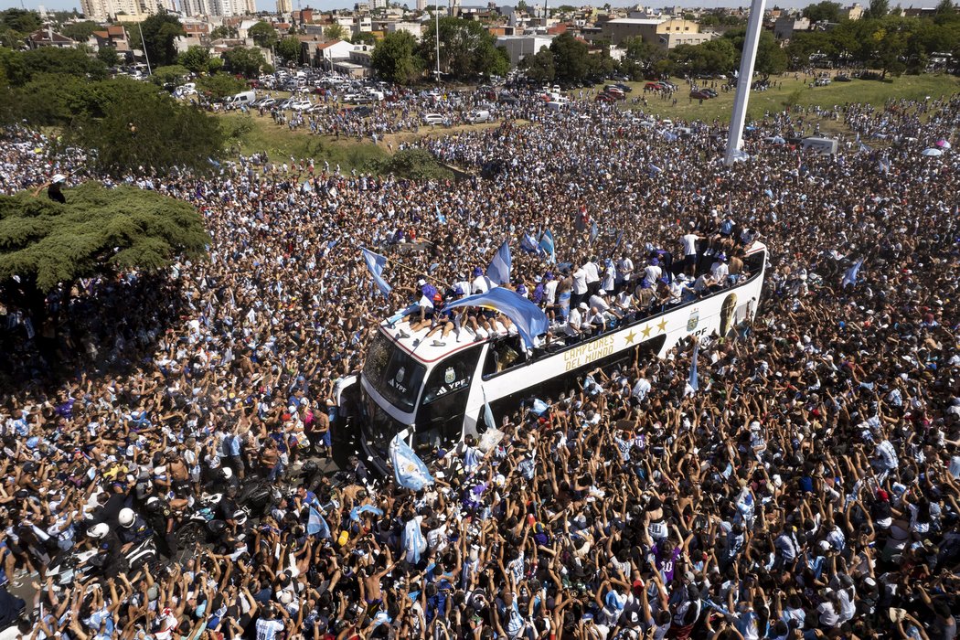 Autobus s argentinskými šampiony v obležení fanoušků při spanilé jízdě Buenos Aires