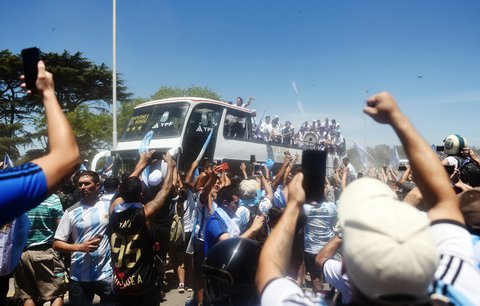 Autobus s argentinskými mistry světa na spanilé jízdě do centra Buenos Aires