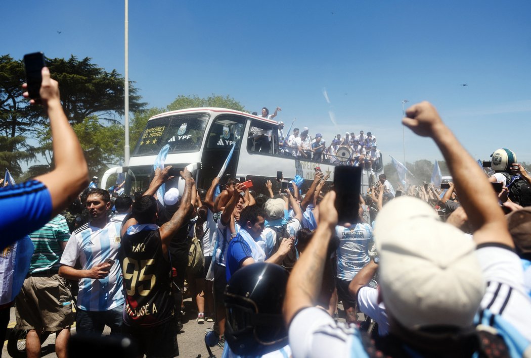 Autobus s argentinskými mistry světa na spanilé jízdě do centra Buenos Aires