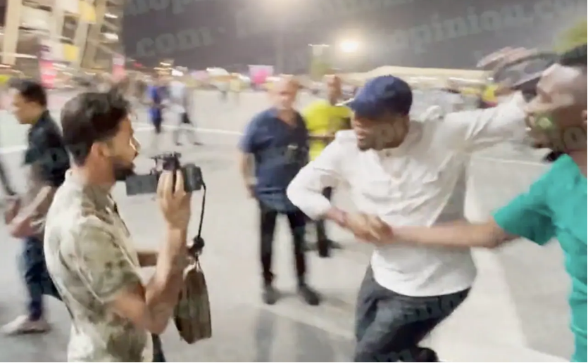 Samuel Eto&#39;o napadl v Kataru zřejmě fanouška s kamerou